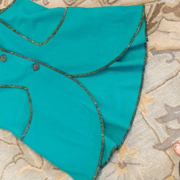 Artisan made wool vest with contrast trim - Picture 3 of 7